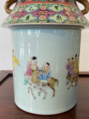 Een tweedelige en draaibare opengewerkte Chinese famille rose vaas, Qianlong merk, 20e eeuw — foto 7
