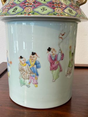 Een tweedelige en draaibare opengewerkte Chinese famille rose vaas, Qianlong merk, 20e eeuw — foto 9