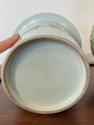 Een tweedelige en draaibare opengewerkte Chinese famille rose vaas, Qianlong merk, 20e eeuw — foto 10