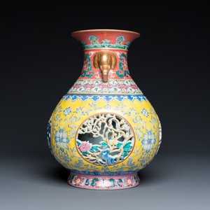 Een tweedelige en draaibare opengewerkte Chinese famille rose vaas, Qianlong merk, 20e eeuw — foto 2