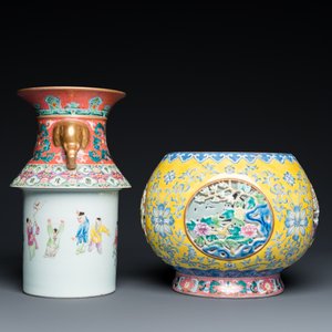 Een tweedelige en draaibare opengewerkte Chinese famille rose vaas, Qianlong merk, 20e eeuw — foto 6