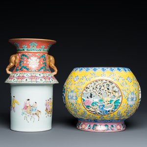 Een tweedelige en draaibare opengewerkte Chinese famille rose vaas, Qianlong merk, 20e eeuw — foto 7