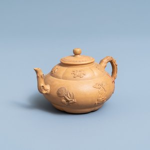 Een tweekleurige Chinese Yixing steengoed theepot met opgelegd decor, Kangxi — foto 1