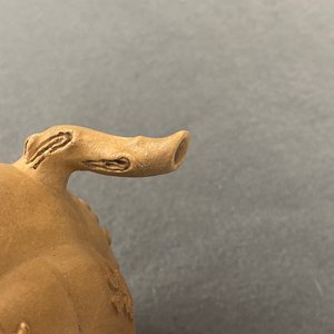 Een tweekleurige Chinese Yixing steengoed theepot met opgelegd decor, Kangxi — foto 10