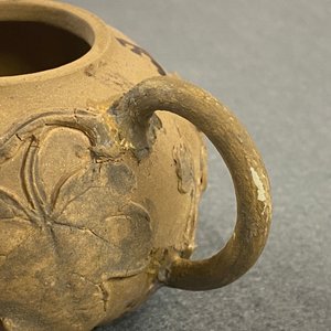 Een tweekleurige Chinese Yixing steengoed theepot met opgelegd floraal decor, 19e eeuw — foto 11