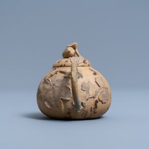 Een tweekleurige Chinese Yixing steengoed theepot met opgelegd floraal decor, 19e eeuw — foto 3