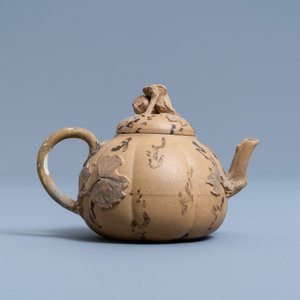 Een tweekleurige Chinese Yixing steengoed theepot met opgelegd floraal decor, 19e eeuw — foto 4