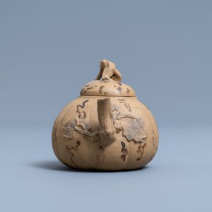 Een tweekleurige Chinese Yixing steengoed theepot met opgelegd floraal decor, 19e eeuw — foto 5