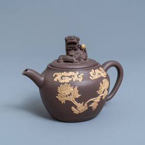 Een tweekleurige Chinese Yixing steengoed theepot met opgelegd floraal decor, Kangxi — foto 1