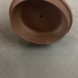 Een tweekleurige Chinese Yixing steengoed theepot met opgelegd floraal decor, Kangxi — foto 16