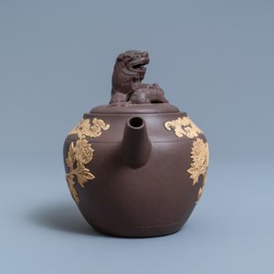 Een tweekleurige Chinese Yixing steengoed theepot met opgelegd floraal decor, Kangxi — foto 3