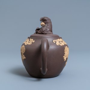 Een tweekleurige Chinese Yixing steengoed theepot met opgelegd floraal decor, Kangxi — foto 5