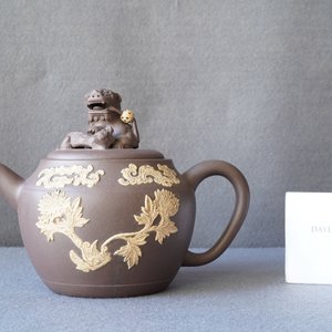 Een tweekleurige Chinese Yixing steengoed theepot met opgelegd floraal decor, Kangxi — foto 8