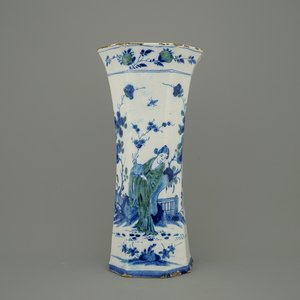 Een tweekleurige Delftse vaas met chinoiserie, begin 18e eeuw — foto 1