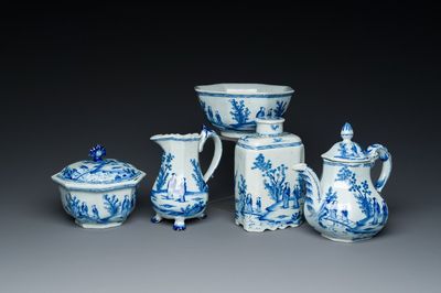 Een uiterst zeldzaam blauw-wit Delfts vijfdelig theeservies, 18e eeuw