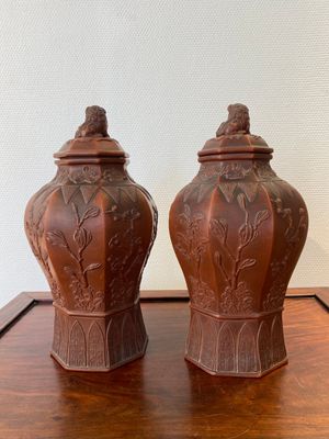 Een uiterst zeldzaam paar Chinese octagonale Yixing steengoed dekselvazen, Kangxi — foto 3