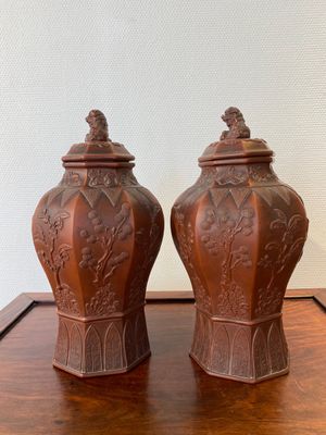 Een uiterst zeldzaam paar Chinese octagonale Yixing steengoed dekselvazen, Kangxi — foto 4
