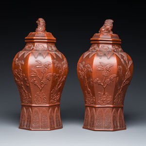 Een uiterst zeldzaam paar Chinese octagonale Yixing steengoed dekselvazen, Kangxi — foto 4