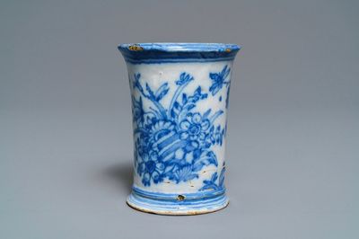 Een uiterst zeldzame blauw-witte Delftse drinkbeker naar zilveren model met inscriptie, gedat. 1676