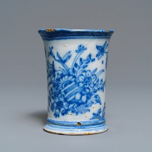 Een uiterst zeldzame blauw-witte Delftse drinkbeker naar zilveren model met inscriptie, gedat. 1676 — foto 2