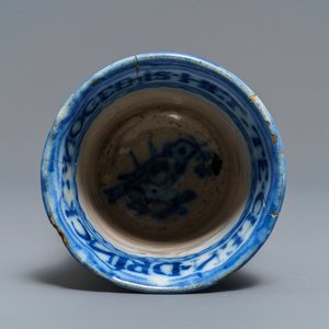 Een uiterst zeldzame blauw-witte Delftse drinkbeker naar zilveren model met inscriptie, gedat. 1676 — foto 6