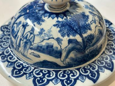 Een uiterst zeldzame blauw-witte Delftse tuitpot, begin 18e eeuw — foto 1