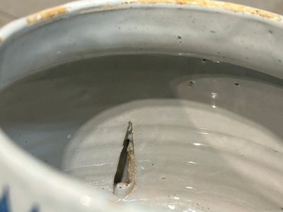 Een uiterst zeldzame blauw-witte Delftse tuitpot, begin 18e eeuw — foto 12
