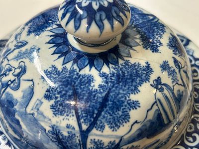 Een uiterst zeldzame blauw-witte Delftse tuitpot, begin 18e eeuw — foto 5