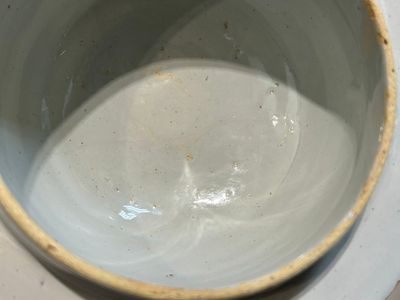 Een uiterst zeldzame blauw-witte Delftse tuitpot, begin 18e eeuw — foto 7