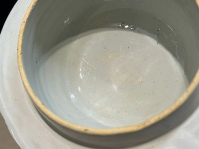 Een uiterst zeldzame blauw-witte Delftse tuitpot, begin 18e eeuw — foto 8