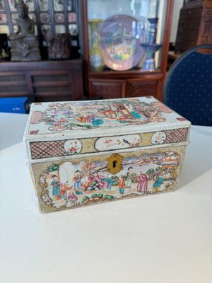 Een uiterst zeldzame Chinese Canton famille rose dekseldoos voor een theeset met mandarijns decor, Qianlong — foto 1