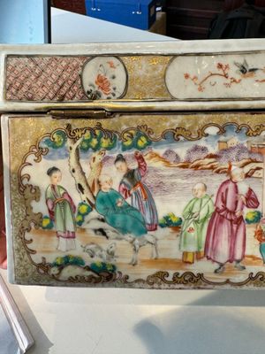 Een uiterst zeldzame Chinese Canton famille rose dekseldoos voor een theeset met mandarijns decor, Qianlong — foto 14