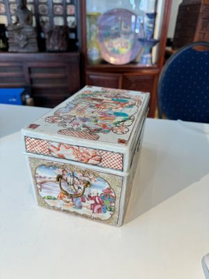 Een uiterst zeldzame Chinese Canton famille rose dekseldoos voor een theeset met mandarijns decor, Qianlong — foto 2