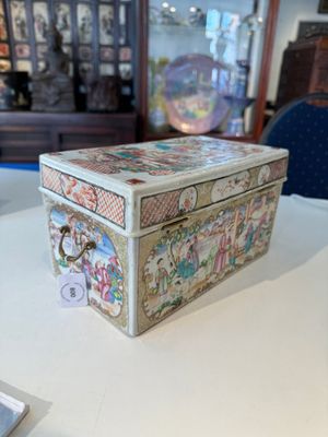 Een uiterst zeldzame Chinese Canton famille rose dekseldoos voor een theeset met mandarijns decor, Qianlong — foto 4