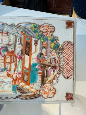 Een uiterst zeldzame Chinese Canton famille rose dekseldoos voor een theeset met mandarijns decor, Qianlong — foto 7