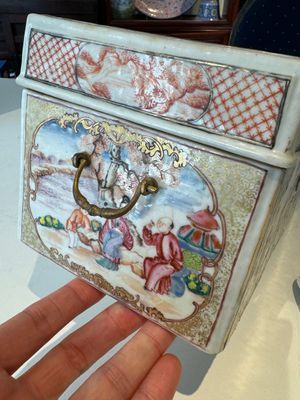 Een uiterst zeldzame Chinese Canton famille rose dekseldoos voor een theeset met mandarijns decor, Qianlong — foto 8