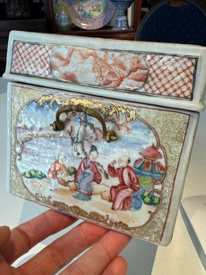 Een uiterst zeldzame Chinese Canton famille rose dekseldoos voor een theeset met mandarijns decor, Qianlong — foto 9