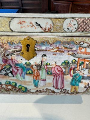 Een uiterst zeldzame Chinese Canton famille rose dekseldoos voor een theeset met mandarijns decor, Qianlong — foto 10