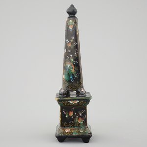 Een uiterst zeldzame obelisk in zwart Delfts aardewerk, ca. 1700 — foto 2
