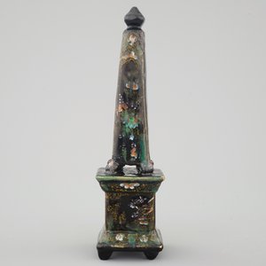 Een uiterst zeldzame obelisk in zwart Delfts aardewerk, ca. 1700 — foto 3