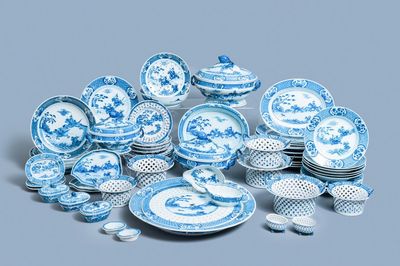 Een uitgebreid Chinees blauw-wit servies met jachtdecor, 18/19e eeuw
