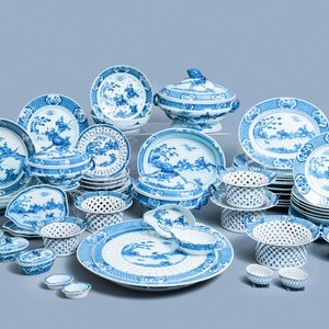 Een uitgebreid Chinees blauw-wit servies met jachtdecor, 18/19e eeuw — foto 1