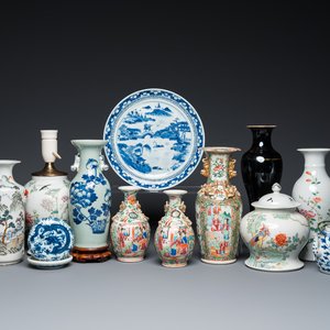 Een uitgebreide collectie divers Chinees porselein, 19/20e eeuw — foto 1