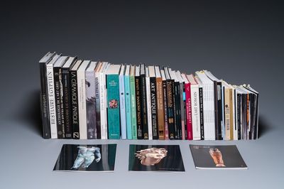 Een uitgebreide collectie naslagwerken en handelaarscatalogi over Egyptische, Griekse en Romeinse antiquiteiten
