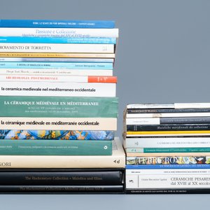 Een uitgebreide collectie naslagwerken, publicaties en oude catalogi over Italiaanse majolica — foto 3