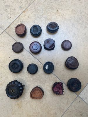 Een uitgebreide verzameling van 137 gevarieerde Chinese kleine houten sokkels, 19/20e eeuw — foto 12
