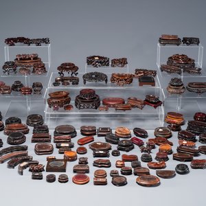Een uitgebreide verzameling van 137 gevarieerde Chinese kleine houten sokkels, 19/20e eeuw — foto 1