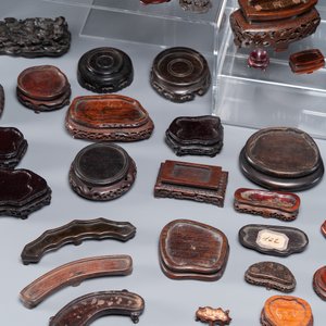 Een uitgebreide verzameling van 137 gevarieerde Chinese kleine houten sokkels, 19/20e eeuw — foto 5
