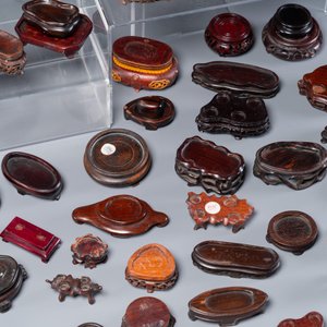 Een uitgebreide verzameling van 137 gevarieerde Chinese kleine houten sokkels, 19/20e eeuw — foto 9