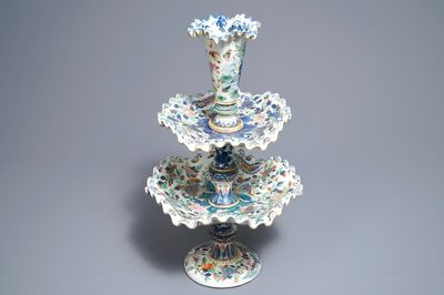 Een uitzonderlijk driedelig Chinees famille rose epergne tafelstuk, 19e eeuw